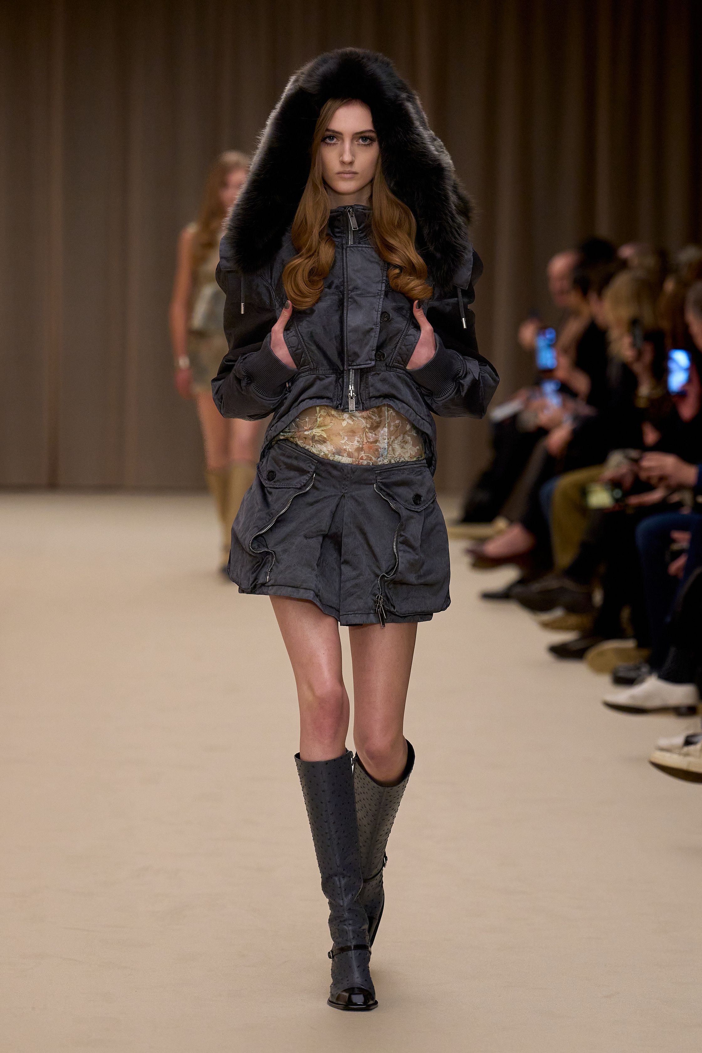 McQueen 本季延续品牌标志性的暗黑浪漫：收腰短裙套装、雕塑感肩线、精致刺绣礼服与戏剧化斗篷让整场秀充满哥特式戏剧张力。细腻蕾丝、金属光泽和建筑般轮廓塑造出强烈女性力量，同时保留麦昆一贯的浪漫与神秘-顽石频道趋势研究